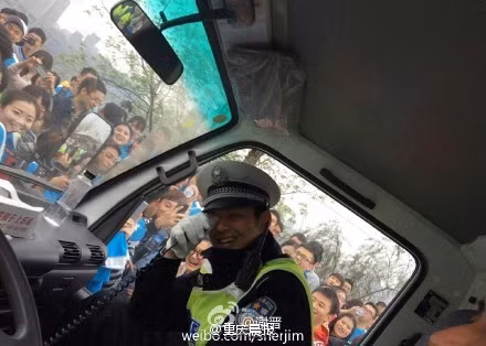 Anh cảnh sát chỉ biết cười khổ, bối rối khi trong đám đông xuất hiện những tiếng hô "Em yêu anh!". Nhưng chắc chắn nhiều cô nàng sẽ vỡ mộng, thất vọng tràn trề khi biết anh cảnh sát đẹp trai vừa kết hôn cách đây chưa lâu.