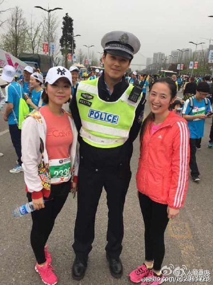 Thậm chí cả những người phụ nữ lớn tuổi hơn cũng tỏ vẻ thích thú, muốn được gần gũi, chụp ảnh cùng anh cảnh sát.