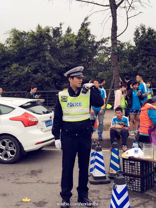 Không chỉ được khen đẹp trai, anh cảnh sát giao thông còn dược ví von với nhân vật Hà Dĩ Thâm trong phim "Bên nhau trọn đời" do Chung Hán Lương thủ vai đang gây sốt.