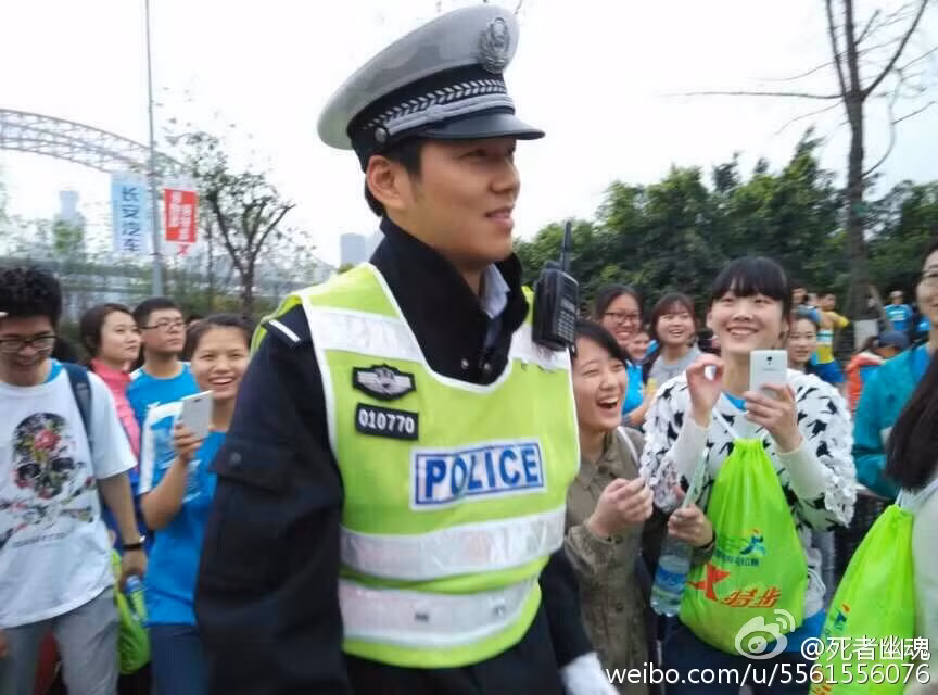 Anh cảnh sát họ Long bỗng trở thành tâm điểm chú ý với hàng trăm cô gái trẻ vây quanh, bám theo xin chụp ảnh.