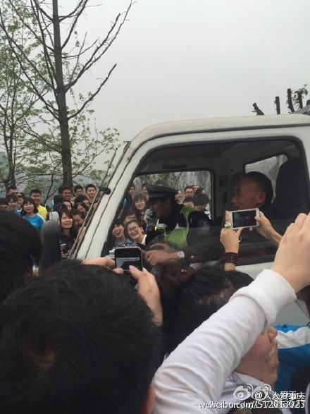 Quá bối rối và không muốn cảnh ùn tắc, nhốn nháo kéo dài thêm, anh cảnh sát giao thông phải nhờ đồng nghiệp hộ tống lên xe để đưa về trụ sở. Tuy nhiên đám đông các cô gái vẫn bám theo không rời, cố ngước nhìn, chụp ảnh.