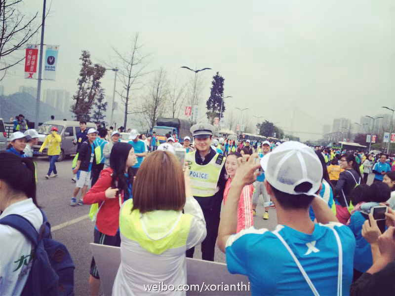  Anh cảnh sát đẹp trai, chân dài khi xuất hiện tại sự kiện bỗng trở thành tâm điểm chú ý. Rất nhiều cô gái trẻ lập tức bị vẻ ngoài nam tính của anh cảnh sát giao thông làm cho bị mê hoặc.