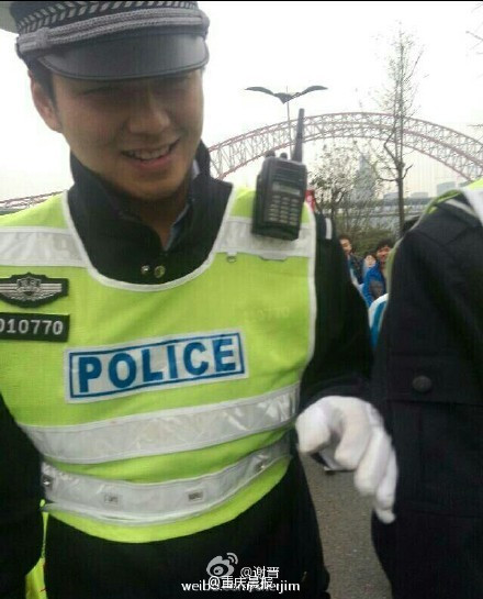 Vốn được đồng nghiệp khen ngợi là người nhiệt tình, tốt bụng và rất đứng đắn, anh cảnh sát họ Long trong tình huống được nhiều cô gái vây quanh tỏ ra rất lúng túng, ngượng ngùng.