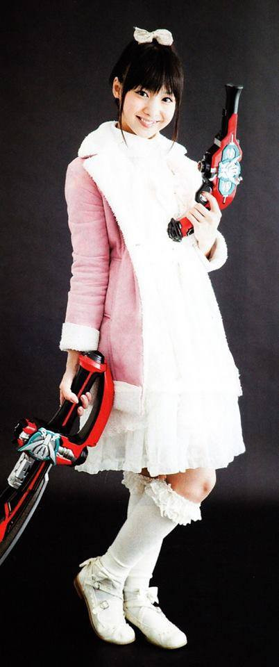 Giới trẻ Việt Nam cũng ít nhiều biết đến Yui Koike như một diễn viên, đặc biệt là với các fan của series phim Siêu nhân. Cô diễn viên Nhật Bản từng đóng vai siêu nhân hồng đáng yêu trong bộ phim Kaizoku Sentai Gokaiger.