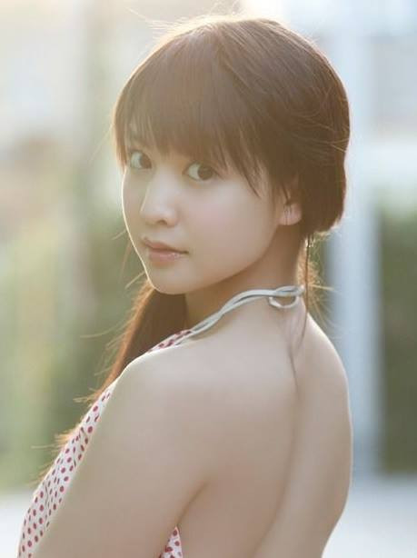 Bỏ qua hạn chế về chiều cao, Yui Koike vẫn sở hữu nhiều thế mạnh khác giúp cô phát triển tốt sự nghiệp của mình. Cô gái sinh năm 1991 có đôi mắt to tròn, khuôn mặt bầu bĩnh và nụ cười ngây thơ làm biết bao fan "chết lịm".