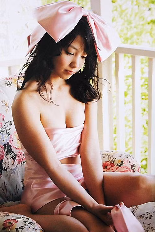 Ngoài diễn viên, người mẫu nội y, Yui Koike còn là một ca sĩ có tên tuổi ở Nhật Bản.