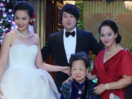 Ngoài đời, Trương Huệ Vân trông khá giản dị nên không ai biết rõ gia cảnh của cô ra sao. Tuy nhiên, nhiều người không khỏi giật mình khi một phần thân thế của Trương Huệ Vân được tiết lộ.