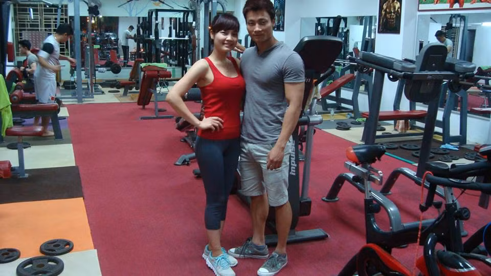 Anh chàng gầy tong teo ngày nào giờ đã sở hữu một thân hình vạm vỡ cơ bụng 6 múi, vai, bắp tay săn chắc... mà bất cứ chàng trai nào cũng thèm khát được sở hữu.