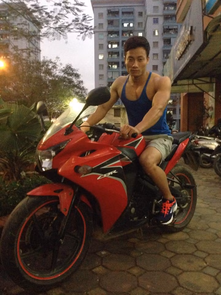 Được nhiều người khen ngợi về thân hình đẹp, săn chắc... Đình Hoan cảm thấy rất vui và có chút tự hào về bản thân.