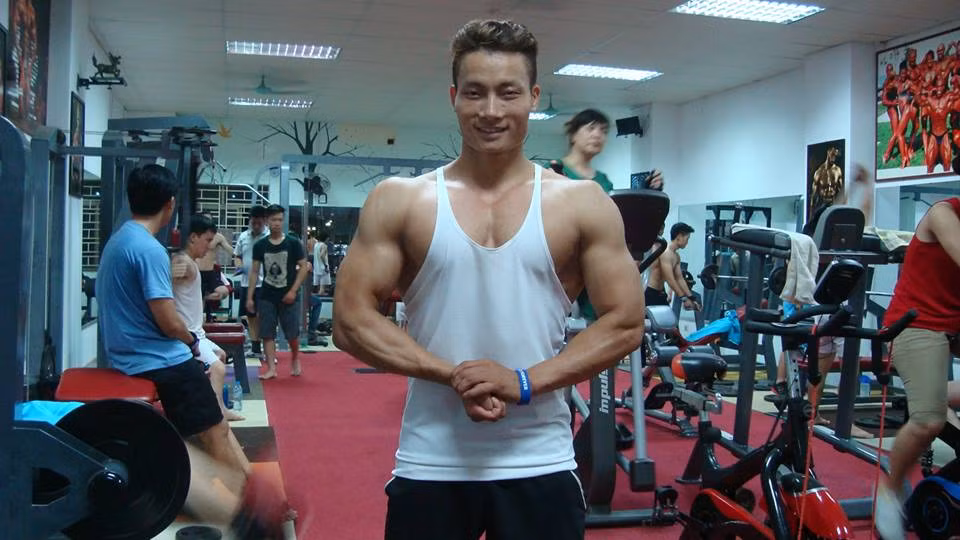 Từng là một người tự ti, khổ sở với thân hình cao 1m68, nặng chỉ 50kg của mình, Đình Hoan quyết tâm thay đổi bắt đầu bằng việc tự tập luyện với các dụng cụ tự chế như tạ đúc bằng bê tông, xà sắt...