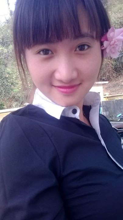 Ngoài loạt ảnh tắm suối, cô nữ sinh dân tộc Thái xinh đẹp còn có nhiều bức ảnh đời thường khác được dân mạng "khai quật".