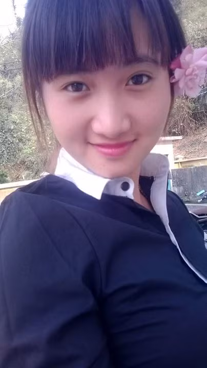 Ngoài loạt ảnh tắm suối, cô nữ sinh dân tộc Thái xinh đẹp còn có nhiều bức ảnh đời thường khác được dân mạng "khai quật".