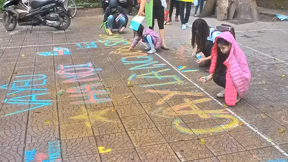 "Cây là nguồn sống" cũng là một thông điệp được giới trẻ Thủ đô mang đến khắp các đường phố trong những ngày này.