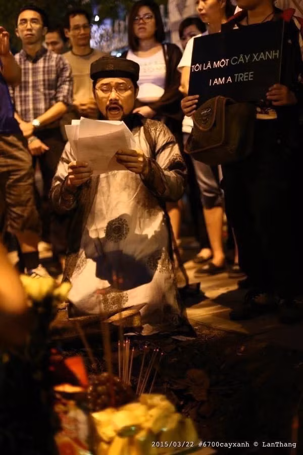Giữ suy nghĩ "cây xanh cũng có hồn", đã có người lập đàn tế, gọi hồn những cây xanh vừa bị chặt giữa đường phố Thủ đô khiến người qua lại tò mò, kinh ngạc.