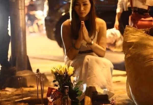 Rất khó để nói những hành động này là phản cảm, bởi nó xuất phát từ một ý nguyện chung, niềm hi vọng những cây xanh sẽ tiếp tục được bảo vệ, nuôi lớn.