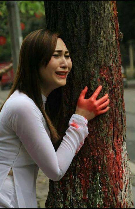 Tuy nhiên, bên cạnh những hành động, việc làm lịch sự, tinh tế trên vẫn có những hành động khá nhạy cảm. Dù vẫn mang ý nghĩa thể hiện tình thương cây bị chặt, kêu gọi mọi người bảo vệ cây nhưng do tính chất nhạy cảm nên những hành động này vẫn làm dấy lên nhiều cuộc tranh cãi, bình phẩm.