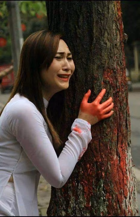 Tuy nhiên, bên cạnh những hành động, việc làm lịch sự, tinh tế trên vẫn có những hành động khá nhạy cảm. Dù vẫn mang ý nghĩa thể hiện tình thương cây bị chặt, kêu gọi mọi người bảo vệ cây nhưng do tính chất nhạy cảm nên những hành động này vẫn làm dấy lên nhiều cuộc tranh cãi, bình phẩm.