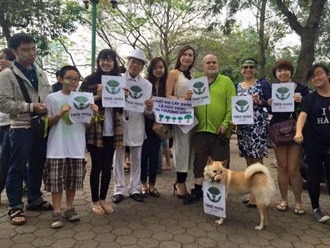 Suốt những ngày qua khi những thông tin về việc Hà Nội chặt 6700 cây xanh liên tục được cập nhật trên báo chí, các phương tiện truyền thông đại chúng với những diễn biến mới, trên đường phố Hà Nội hàng ngày vẫn diễn ra những hoạt động kêu gọi và hành động bảo vệ cây xanh.