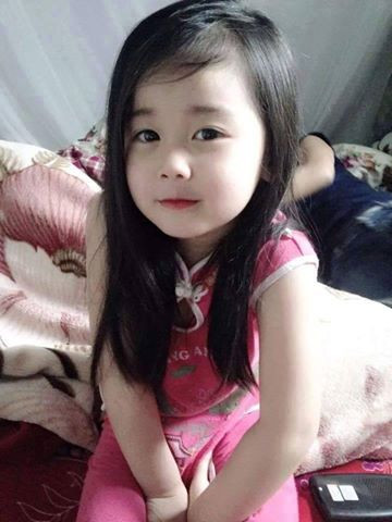 Loạt ảnh bé gái xinh như thiên thần được chia sẻ trên diễn đàn Beat với hơn 13 nghìn lượt like tạo nên cơn sốt trong cộng đồng mạng Việt.