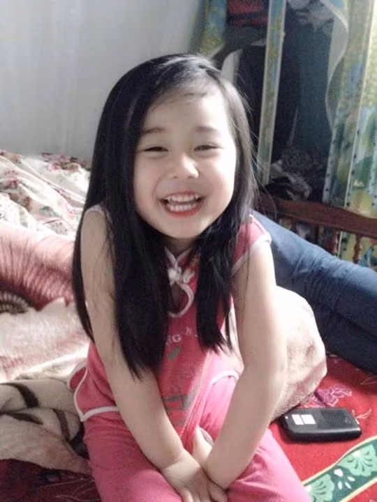 Dù mê mệt vẻ đáng yêu của bé Tẹt nhưng một số dân mạng vẫn nhắc nhở nhau không nên phản ứng quá, tránh những trường hợp gây ảnh hưởng đến cuộc sống của bé gái và gia đình của em.