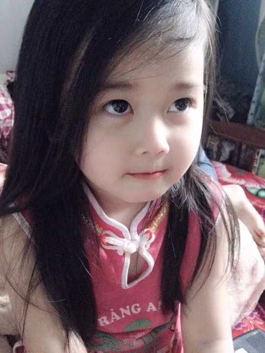 Người chia sẻ bức ảnh của bé Tẹt là bạn Hoàng Diễm, sinh năm 1993, là em họ của bé. Thấy cô chị tí hon xinh xắn, đáng yêu, Hoàng Diễm chụp ảnh và chia sẻ lên mạng, không ngờ "chị" lại đốn tim nhiều chàng trai nhanh đến vậy.