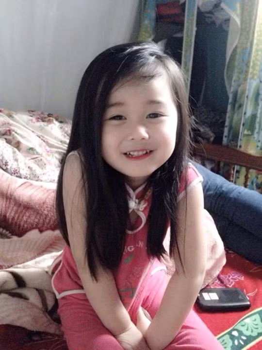 Nhân vật chính trong loạt ảnh này là bé gái có mái tóc dài, khuôn mặt xinh xắn, làn da trắng trẻo và môi đỏ hồng rất đáng yêu. Bé gái ngay lập tức được dân mạng gọi là "thiên thần" và xôn xao bình luận, khen ngợi hết lời.