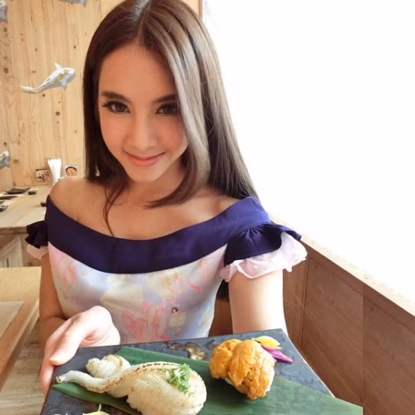 Cô giáo xinh đẹp nhất Thái Lan cho biết trong một tuần cô dành 3 ngày để đi đóng phim, 3 ngày để chuẩn bị giáo án và 1 ngày để lên lớp dạy học.