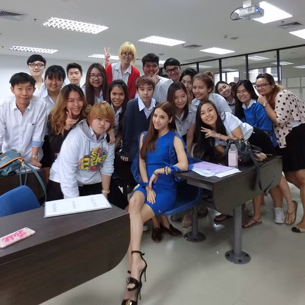 Cô giáo trẻ trung xinh đẹp và nổi tiếng, Bebe khiến các sinh viên, học trò của cô chết mê. Giảng dạy ở trường đại học được khoảng 1 năm, Bebe trở thành hình mẫu bạn gái lý tưởng, người tình trong mộng của rất nhiều nam sinh.