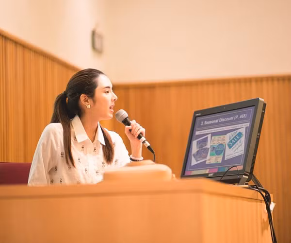 Thanchanok Ritnaka có nickname rất điệu "Bebe". Cô giảng dạy môn nguyên lý tiếp thị tại Đại học Assumption sau khi tốt nghiệp tại trường, có được bằng thạc sĩ chuyên ngành quản trị kinh doanh.