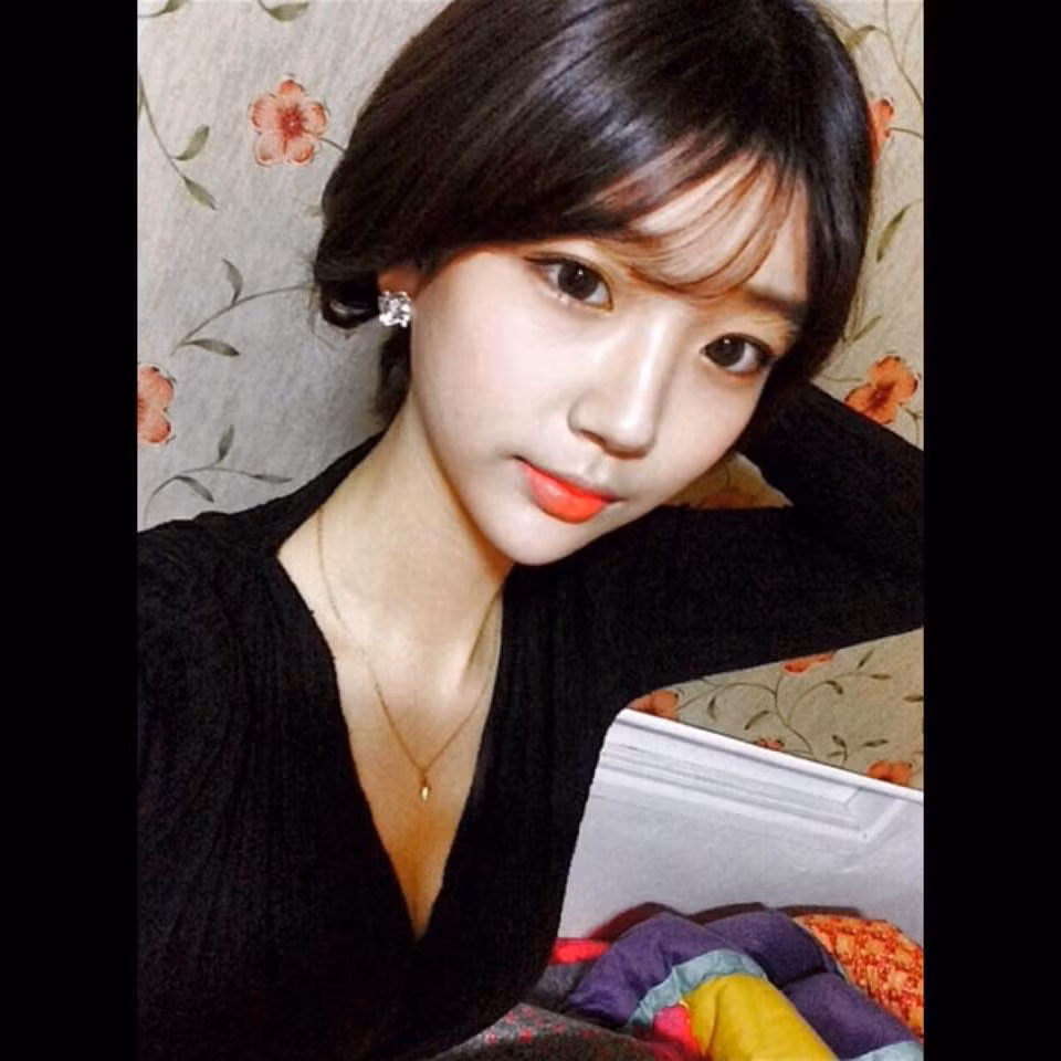 Nhiều chàng trai quyết tâm lùng ra trang cá nhân của nữ thiên thần trong đoạn clip 5 giây để được xem nhiều hình ảnh đời thường của cô, thậm chí còn muốn làm quen, kết bạn, tán tỉnh.