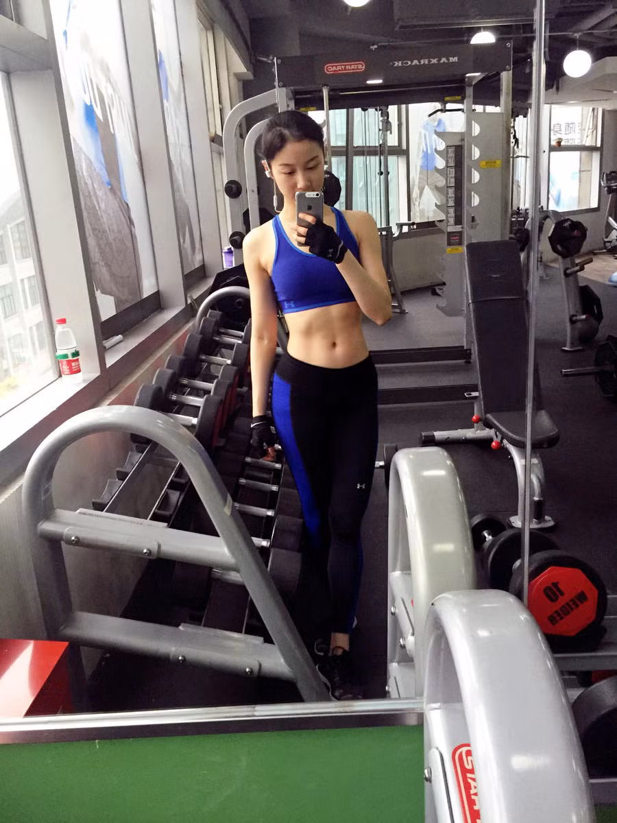 Ryan là một nữ tiếp viên 9X xinh đẹp của một hãng hàng không giá rẻ của Trung Quốc. Dù có lịch bay khá dày và công việc tương đối vất vả, nhưng Ryan vẫn dành thời gian cho việc tập gym, rèn luyện thân thể.