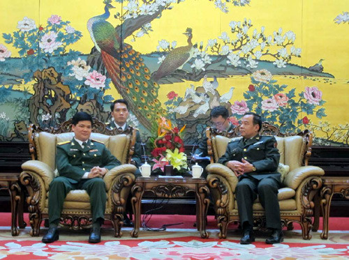 Trung tá Bế Hải Triều, Trưởng đoàn sĩ quan trẻ Việt Nam hội đàm với Thiếu tướng Hồ Xương Minh, Phó chủ nhiệm Văn phòng Ngoại sự , Bộ Quốc phòng Trung Quốc.