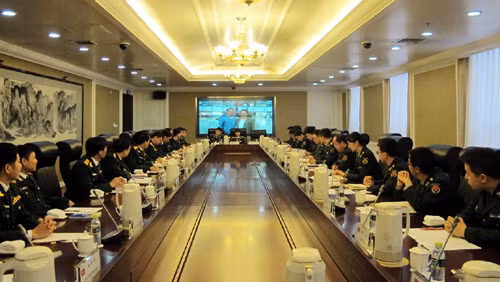 Quang cảnh buổi tọa đàm giữa sĩ quan trẻ Quân đội nhân dân Việt Nam và Quân Giải phóng nhân dân Trung Quốc.