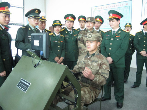 Thực hành trên hệ thống lái xe tăng, thiết giáp mô phỏng.