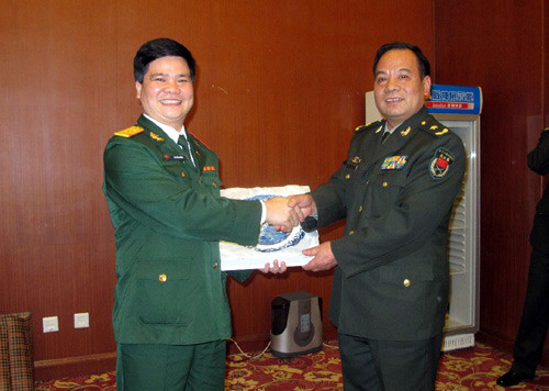Trung tá Bế Hải Triều thay mặt đoàn sĩ quan trẻ Việt Nam tặng quà lưu niệm cho Văn phòng ngoại sự, Bộ Quốc phòng Trung Quốc.