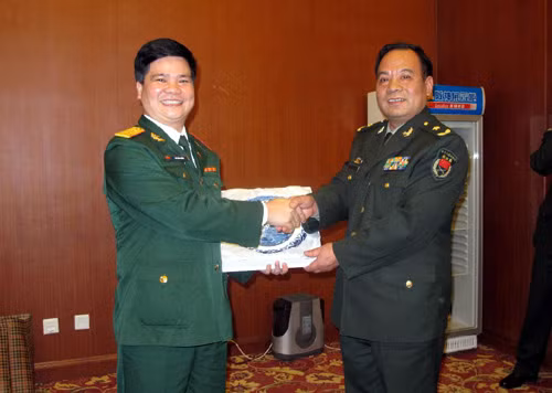 Trung tá Bế Hải Triều thay mặt đoàn sĩ quan trẻ Việt Nam tặng quà lưu niệm cho Văn phòng ngoại sự, Bộ Quốc phòng Trung Quốc.