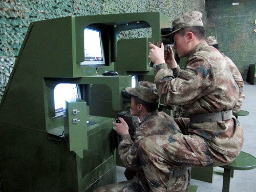 Cán bộ, chiến sĩ Sư đoàn 6 Tăng thiết giáp thực hành huấn luyện trên hệ thống mô phỏng hiện đại. Trong ảnh, các binh sĩ Trung Quốc học trên thiết bị mô phỏng như ngồi trong buồng xe tăng thật.