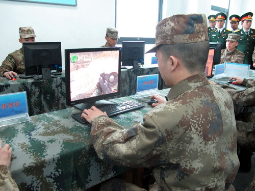 Đoàn tham quan phòng thông tin liên lạc trinh sát.