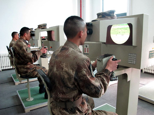 Ngoài các thiết bị lái tổng hợp còn có thiết bị lái đơn cho binh sĩ luyện tập.