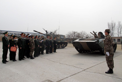 Đoàn Việt Nam nghe giới thiệu về những chiếc xe tăng, xe chiến đấu bộ binh, pháo tự hành gắn liền với truyền thống của Sư đoàn 6 Tăng thiết giáp.