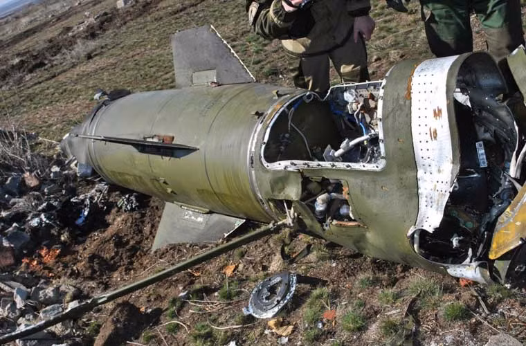 Hình ảnh đáng lưu tâm mới được chụp tại miền đông Ukraine – quả đạn tên lửa đạn đạo Tochka-U đang được các binh lính ly khai kiểm tra. Quả đạn còn khá nguyên vẹn cho thấy có khả năng nó bị lỗi rơi xuống đất khi được bắn lên, hoặc là phe ly khai phá được một bệ phóng nào đó.