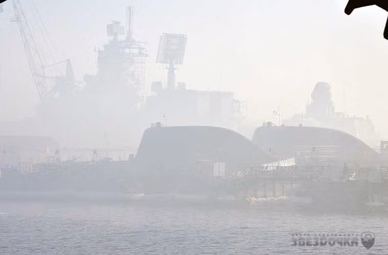 Một bức ảnh quân sự đẹp và ấn tượng - tàu ngầm, tàu tuần dương Hải quân Nga mờ ảo trong sương.