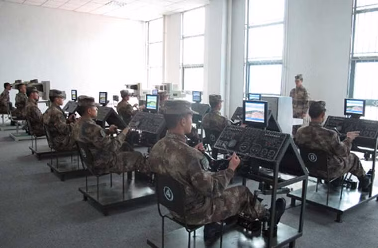 Trong ảnh là quang cảnh binh lính Trung Quốc huấn luyện trên hệ thống lái mô phỏng được trang bị ở Sư đoàn 6 Tăng thiết giáp.