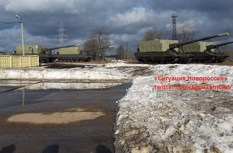 Bức ảnh vũ khí nổi bật nhất tuần qua – các xe lựu pháo tự hành 2S35 của Quân đội Nga đang diễn tập duyệt binh kỷ niệm 9/5. Điều đáng lưu tâm là chúng được che kín tháp pháo, có vẻ như “bức màn” này chỉ được mở vào ngày 9/5 trên Quảng trường Đỏ.