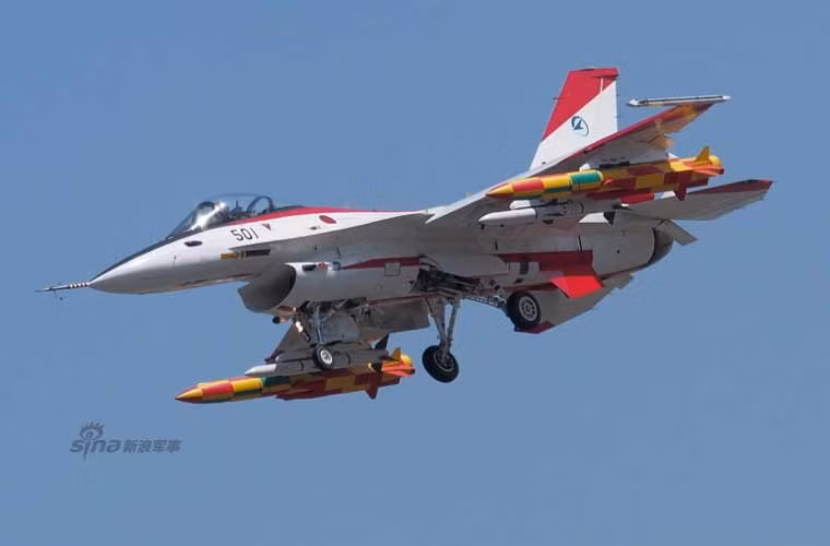 Tiêm kích đa năng F-2 của Nhật Bản bay thử nghiệm với 2 quả đạn tên lửa chống hạm siêu thanh XASM-3 có thể đạt tầm bắn 150km, tốc độ bay Mach 3. Với XASM-3, Nhật Bản sẽ tăng cường đáng kể khả năng phòng vệ trên biển Hoa Đông.