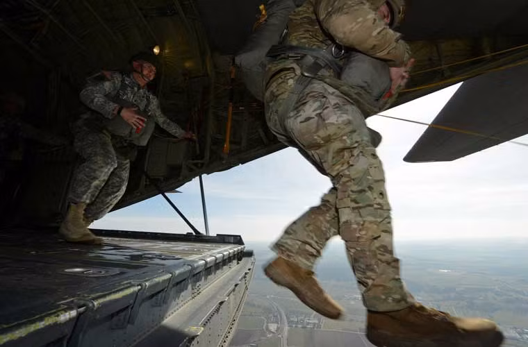 Khoảnh khắc người lính dù thuộc phân đội 10, Tiểu đoàn 1 Quân đội Mỹ nhảy khỏi cửa chiếc C-130 trong hoạt động diễn tập nhảy dù ở Đức.