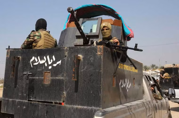 “Xe thiết giáp bán tải” tự chế của lực lượng dân quân chống IS ở Iraq, thùng xe bán tải hiệu Toyota này được lắp thêm các tấm thép chống đạn và súng máy 12,7mm.