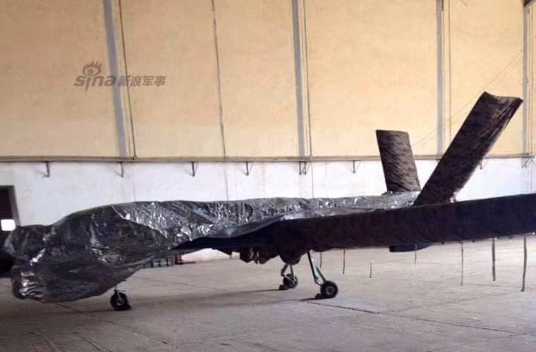 UAV chiến đấu CH-4B là biến thể của dòng UAV CH-4 do Tổng Công ty Khoa học và Công nghệ Hàng không Không gian Trung Quốc (CASC) thiết kế. Giới chuyên gia quốc tế đánh giá, CH-4 chịu ảnh hưởng rất lớn từ mẫu UAV MQ-9 Peaper do hãng General Atomics sản xuất cho Không quân Mỹ. Trong ảnh, một trong 2 chiếc UAV CH-4B nằm ở hangar căn cứ Iraq.