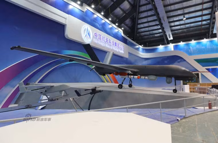 Theo các tài liệu của nhà thiết kế, UAV CH-4 có sải cánh dài 18m, trọng lượng cất cánh tối đa 1.350kg. Kết cấu thân làm bằng vật liệu tổng hợp được cho là khiến radar rất khó phát hiện, đồng nghĩa với việc UAV có khả năng tàng hình tương đối tốt.