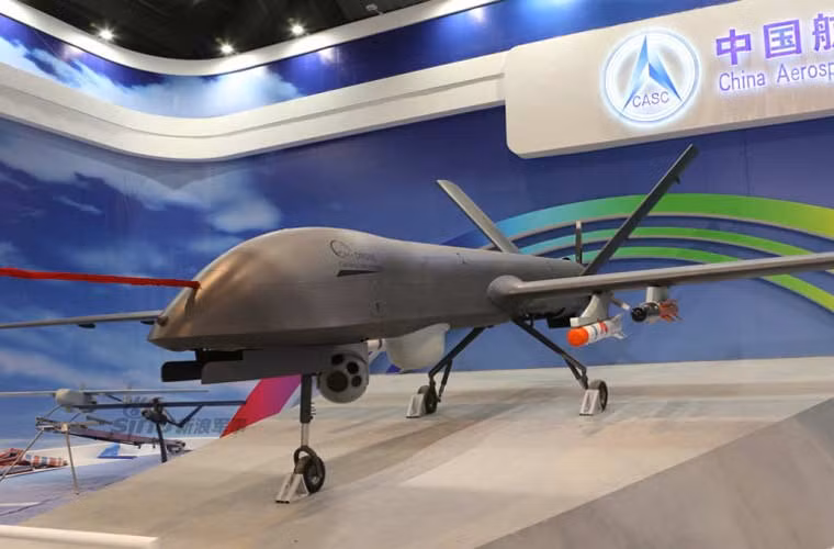 Biến thể UAV tấn công CH-4B có khả năng mang 6 đơn vị vũ khí với tổng trọng lương tối đa 250-350kg cho các nhiệm vụ tấn công mục tiêu mặt đất (công sự phòng ngự, xe thiết giáp, bộ binh...).